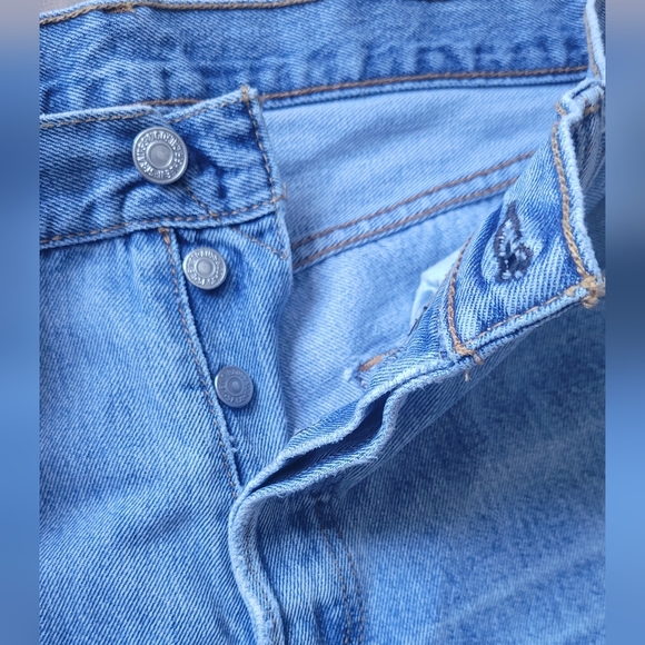 Levi's 501 Shorts - Picture 9 of 16